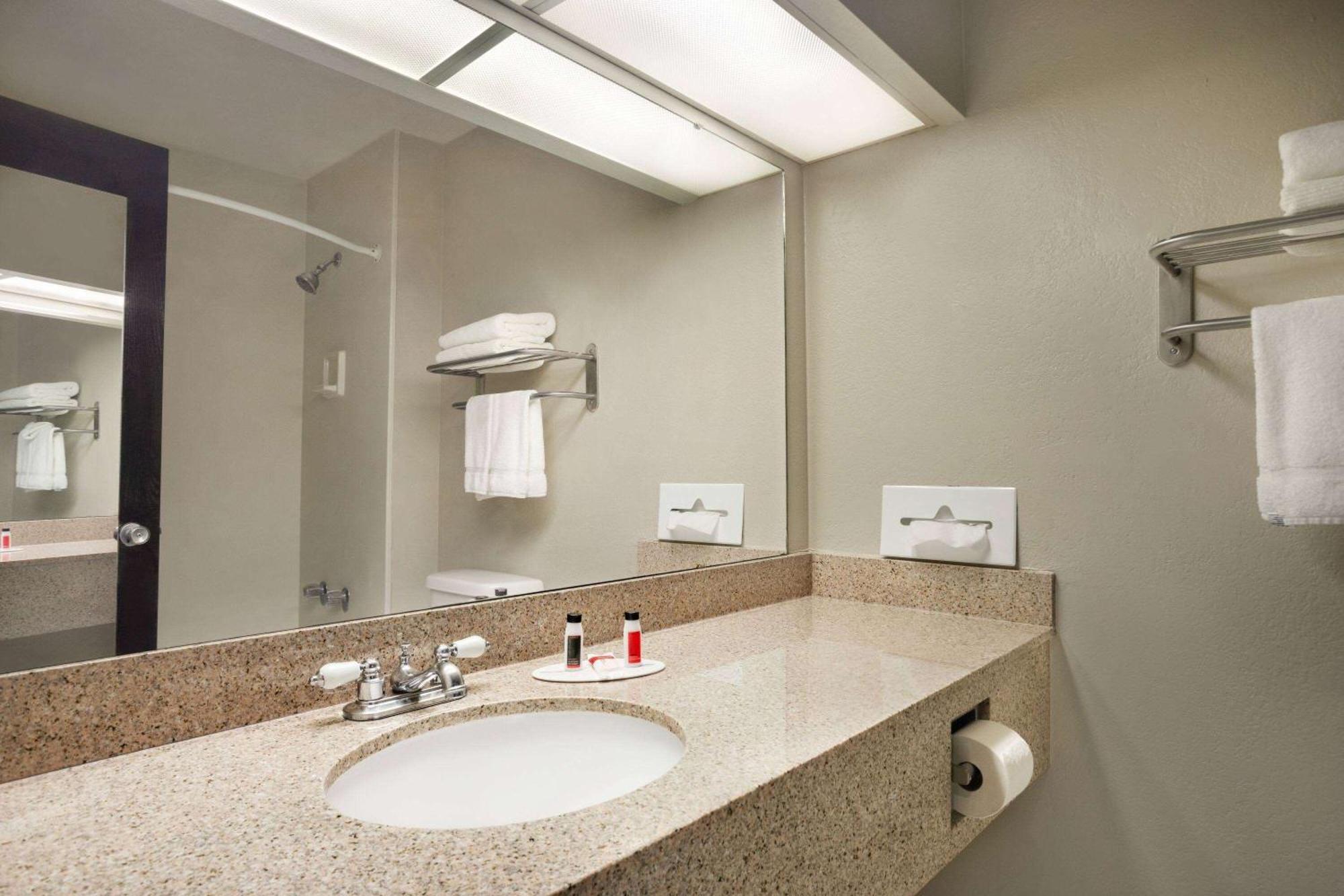 Baymont By Wyndham Kansas City Ku Medical Center Dış mekan fotoğraf